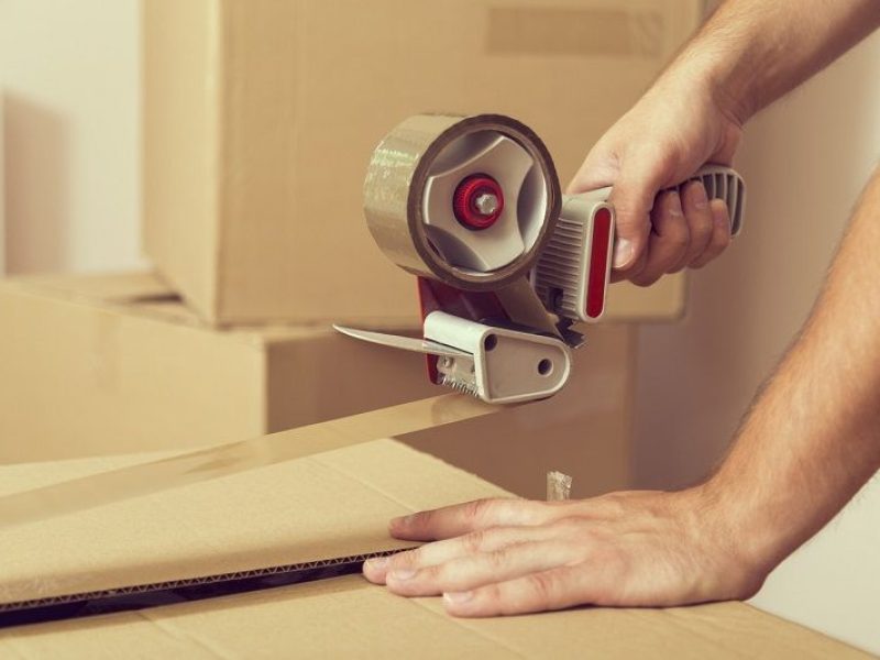 packing-a-box-on-move-out-day